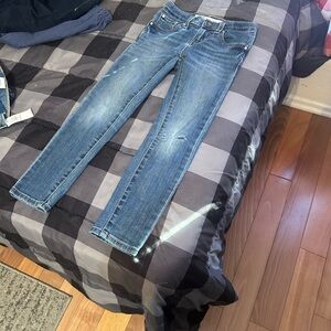 Classic Signature Levi’s Blue young girl Jeans in size 6 w/ripped knee.